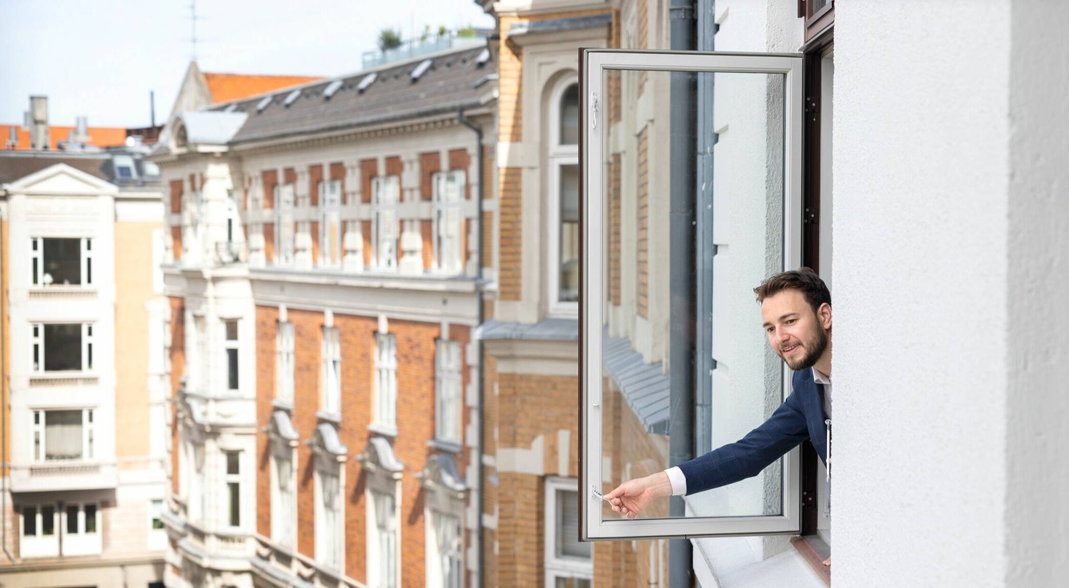 Jeudans salgschef på fremvisning af et kontorlejemål