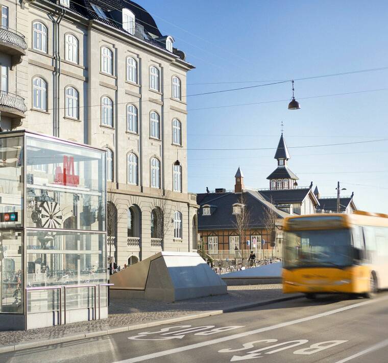 Metrostoppested og en bus, der kører forbi Jeudans ejendom på Oslo Plads på Østerbro