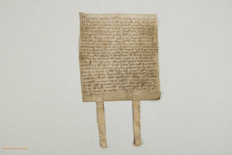 Foto: Het oudste archiefstuk in de collectie is een charter (oorkonde) van Sittard uit 1276 voor de oprichting van een Begijnhof in Sittard.