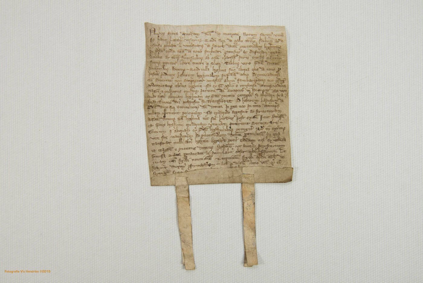 Foto: Het oudste archiefstuk in de collectie is een charter (oorkonde) van Sittard uit 1276 voor de oprichting van een Begijnhof in Sittard.