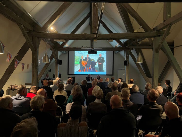 Foto: Interview met oud-burgemeester Herbert Corsten van de Selfkant tijdens de presentatie van de 45e editie van het Historisch Jaarboek van het Land van Zwentibold in het RegioArchief.