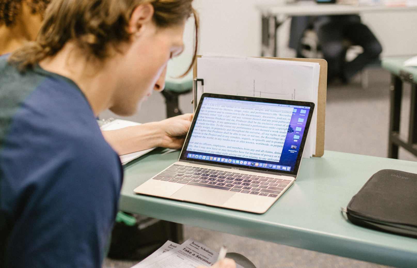 jongere achter een laptop in klaslokaal