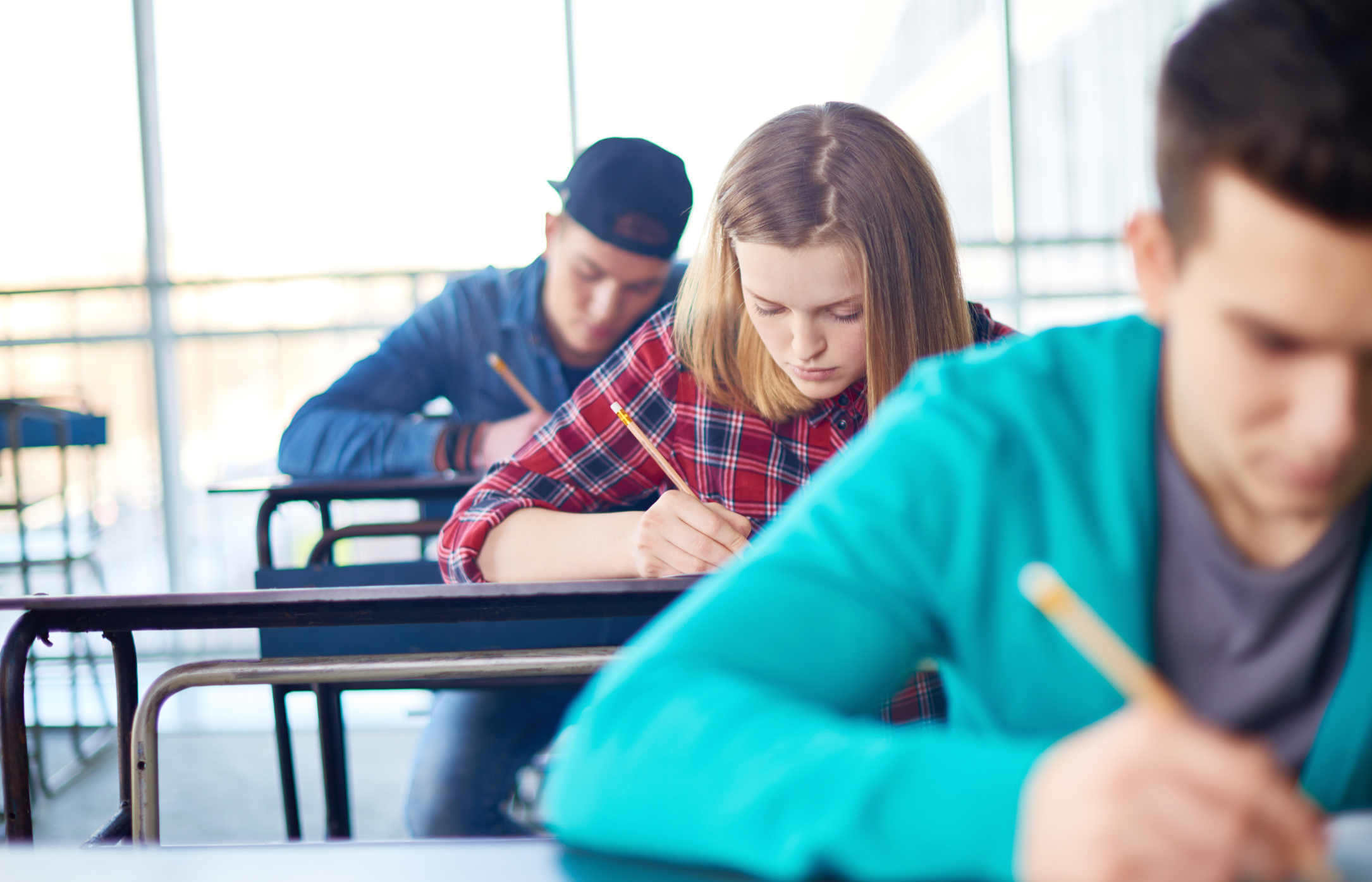 jongere achter een laptop in klaslokaal