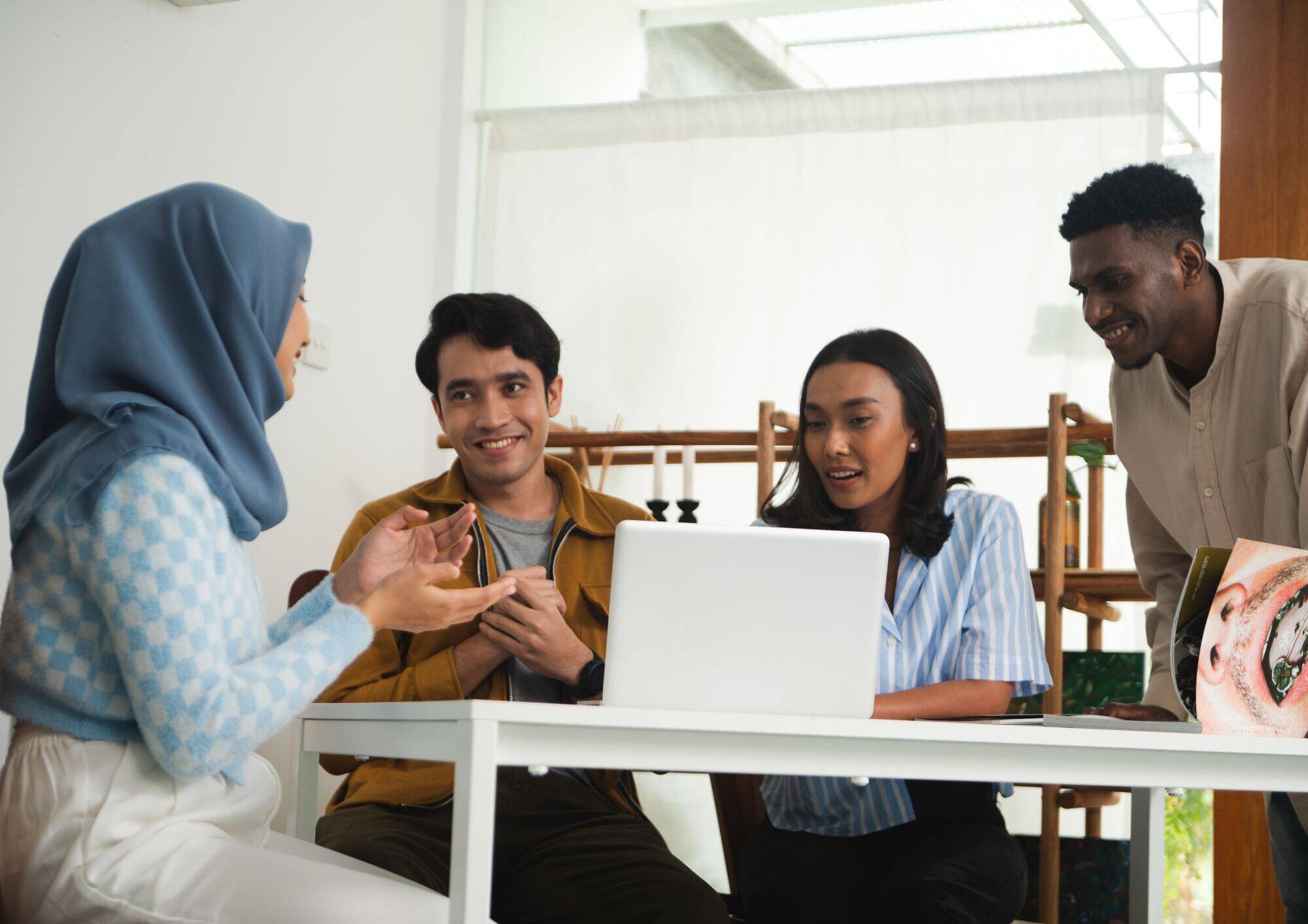 persoon met voorleessoftware aan een  computer