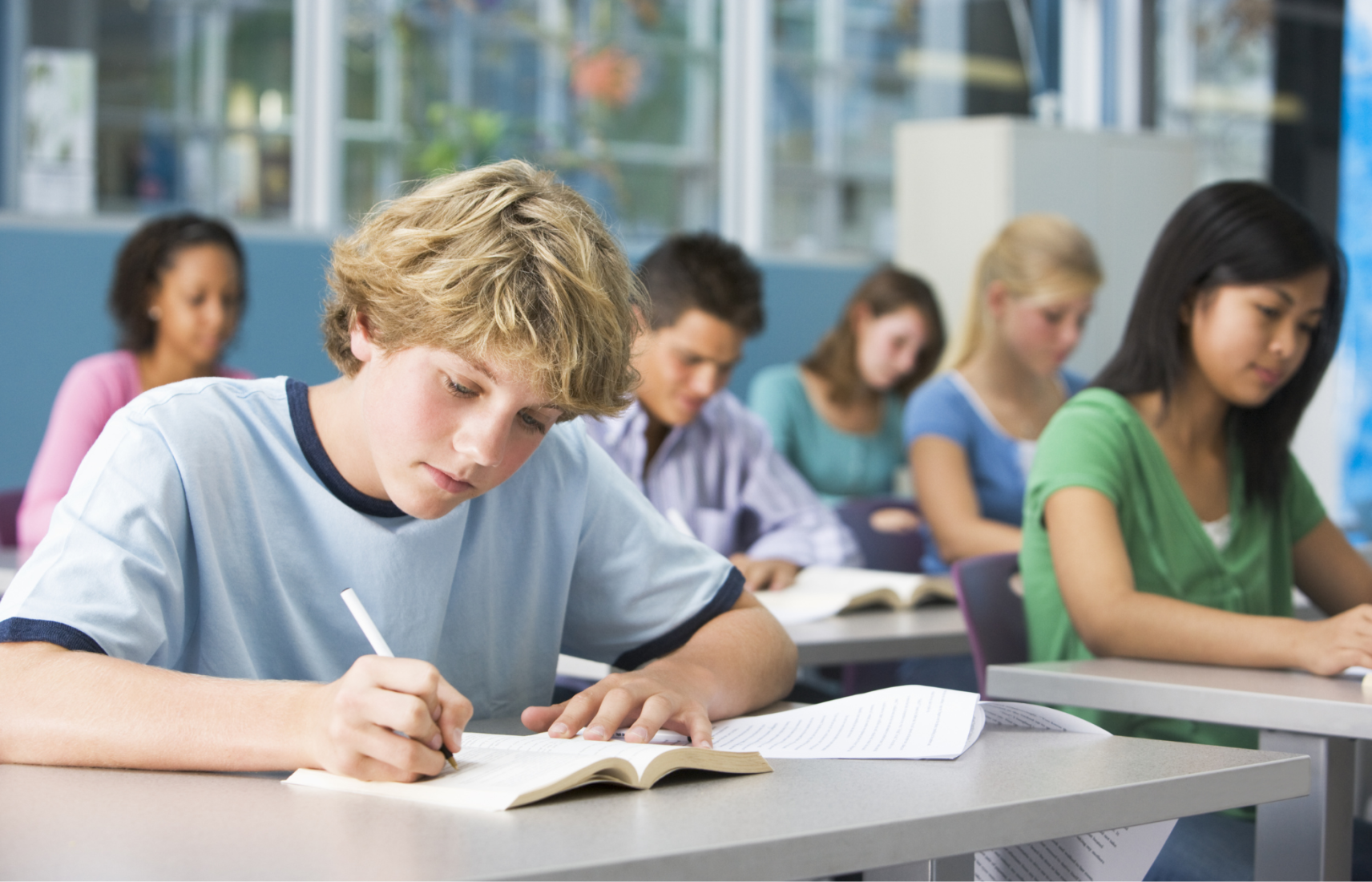 studenten met elkaar in gesprek aan tafel in een bibliotheek