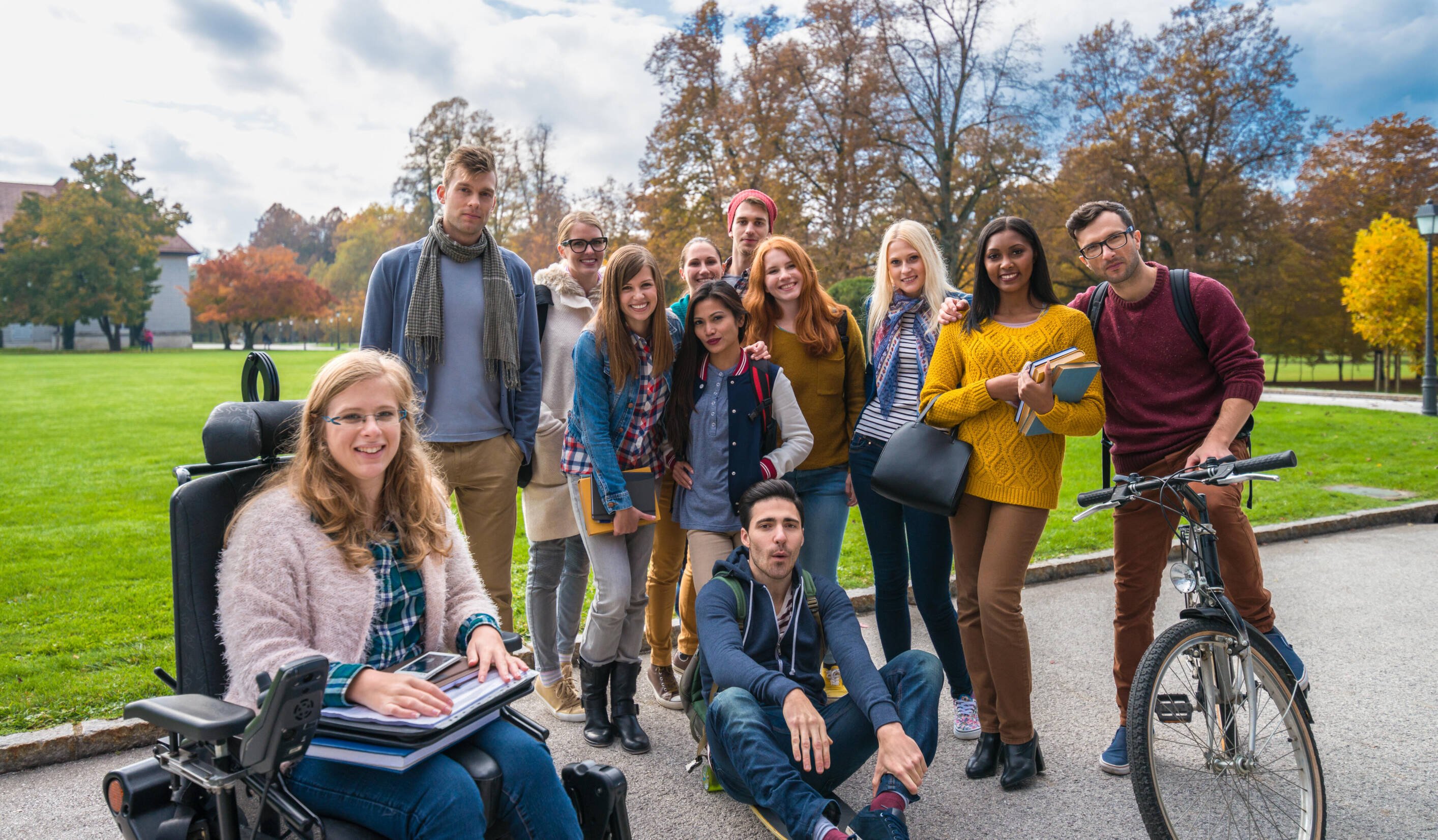 Student achter laptop met ernaast een begeleider die meekijkt