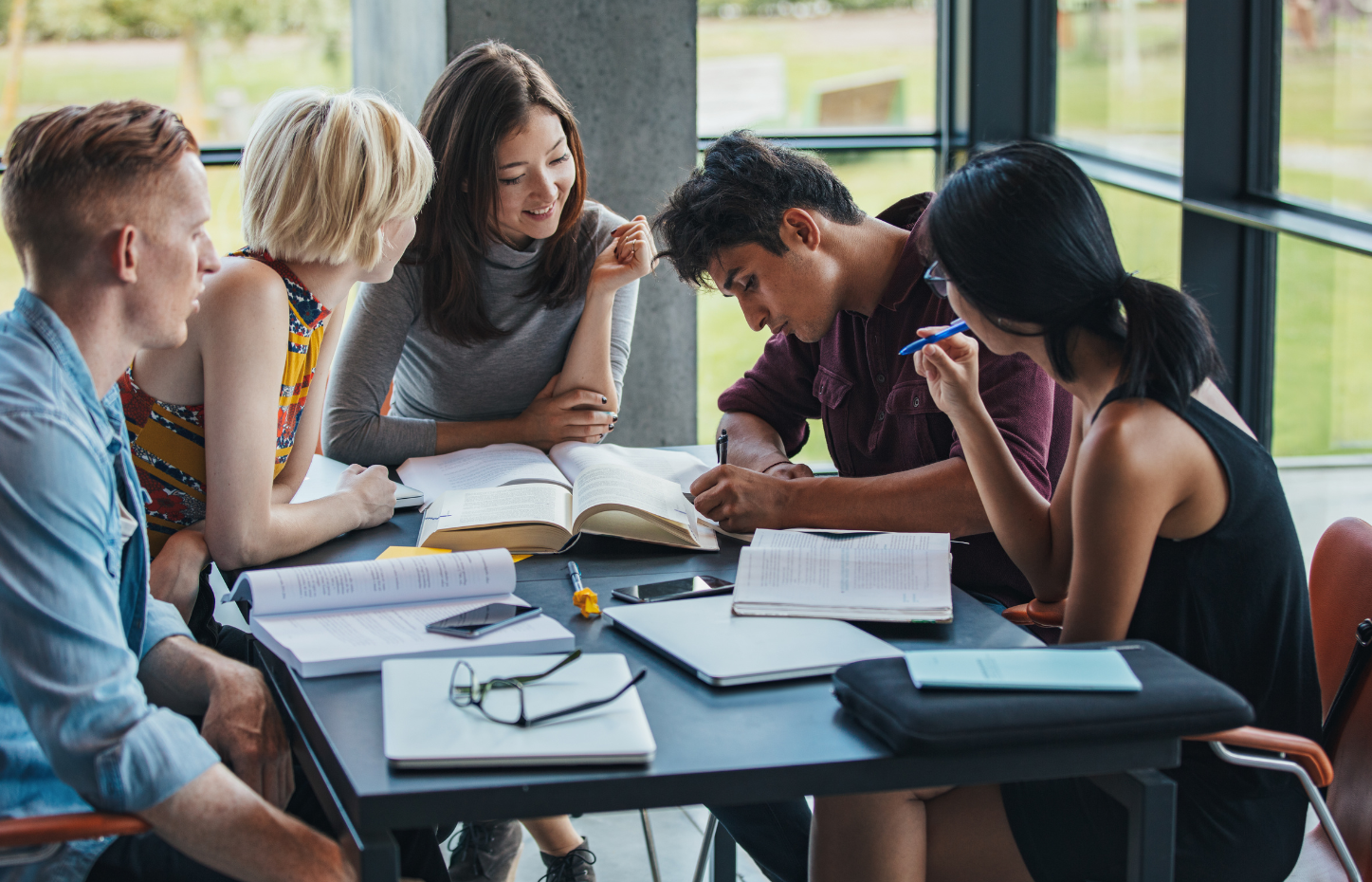 groep personen aan een tafel met elkaar in gesprek