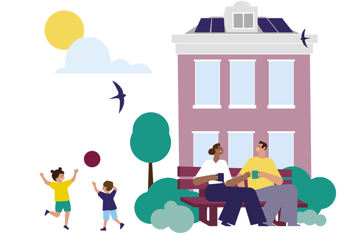 We zien een gezin zittend voor hun woning. Kinderen spelen in de achtergrond in een groene omgeving. De woning is voorzien van zonnepanelen en isolatie.