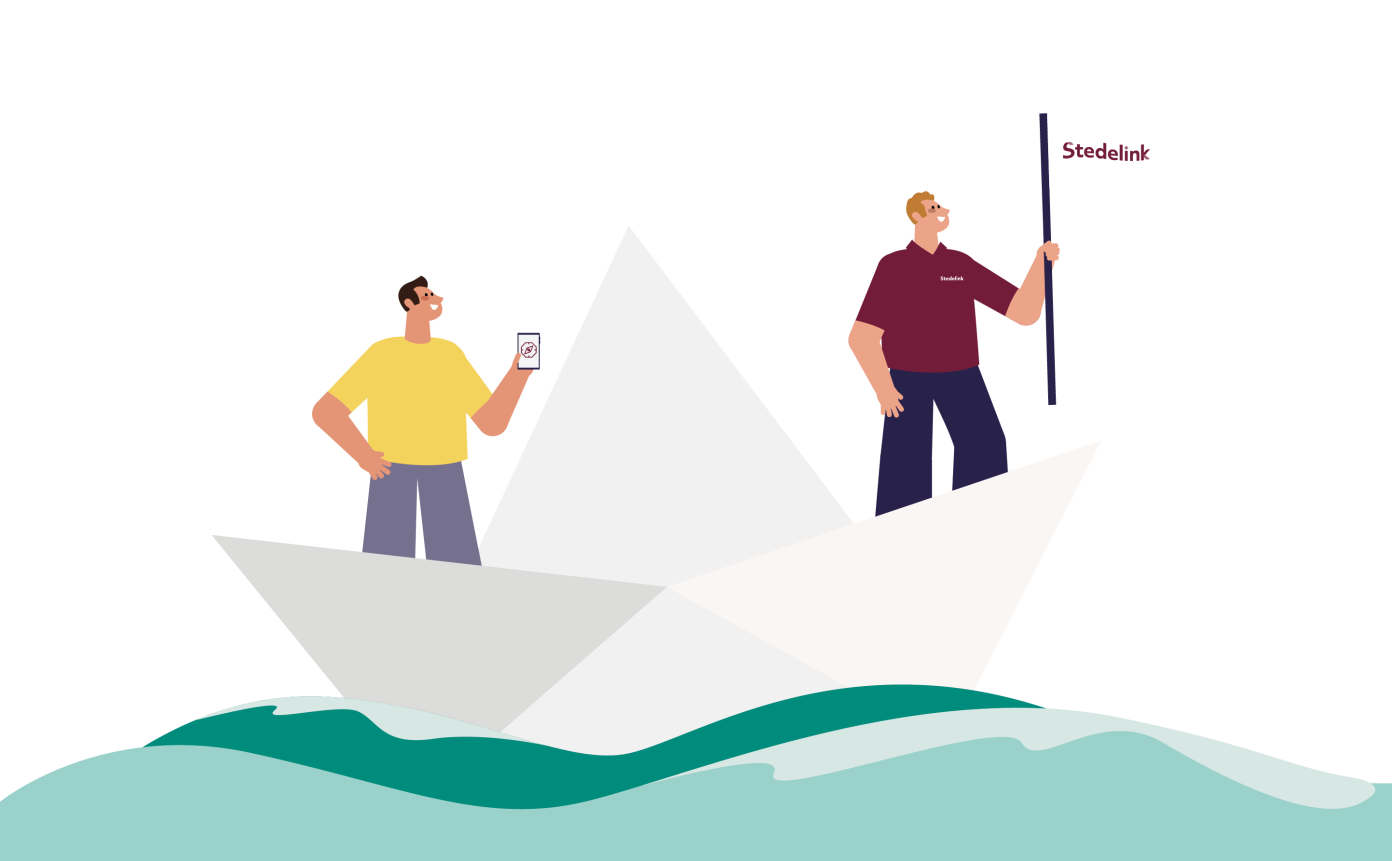 We zien twee personen in een origami bootje op koers varen.