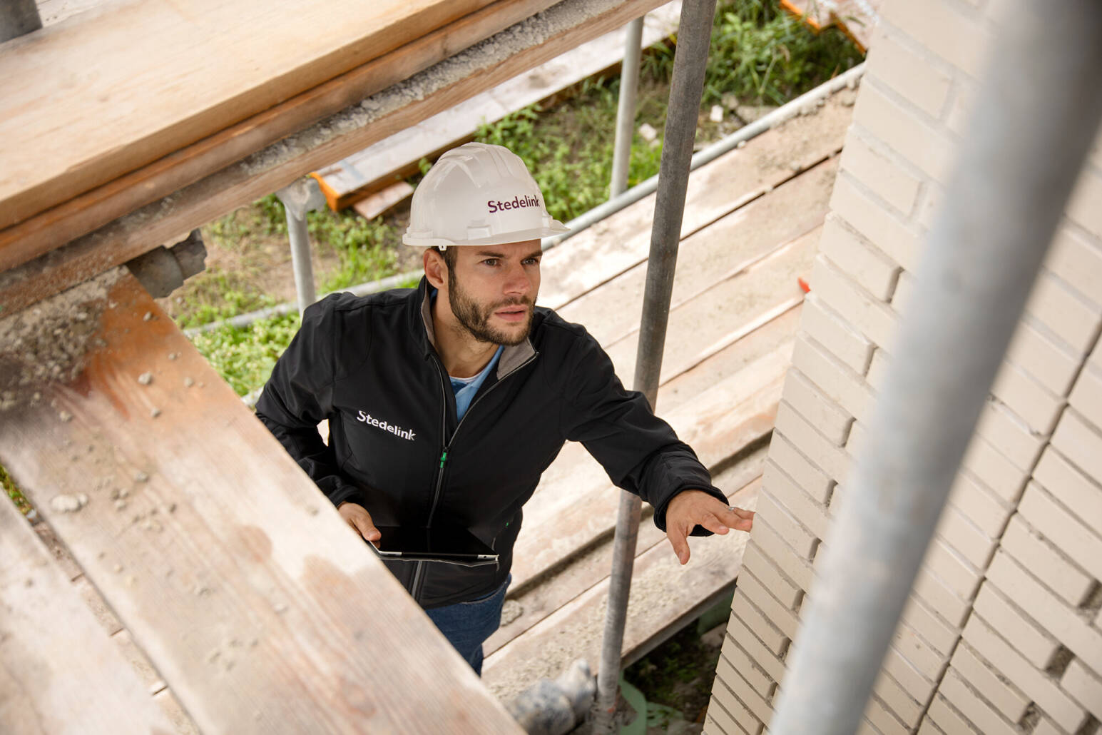 We zien een stedelink medewerker een controle doen op een bouwplaats