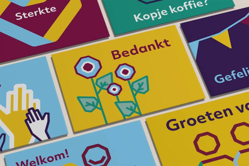 Een foto van ansichtkaarten in de huisstijl van Stedelink