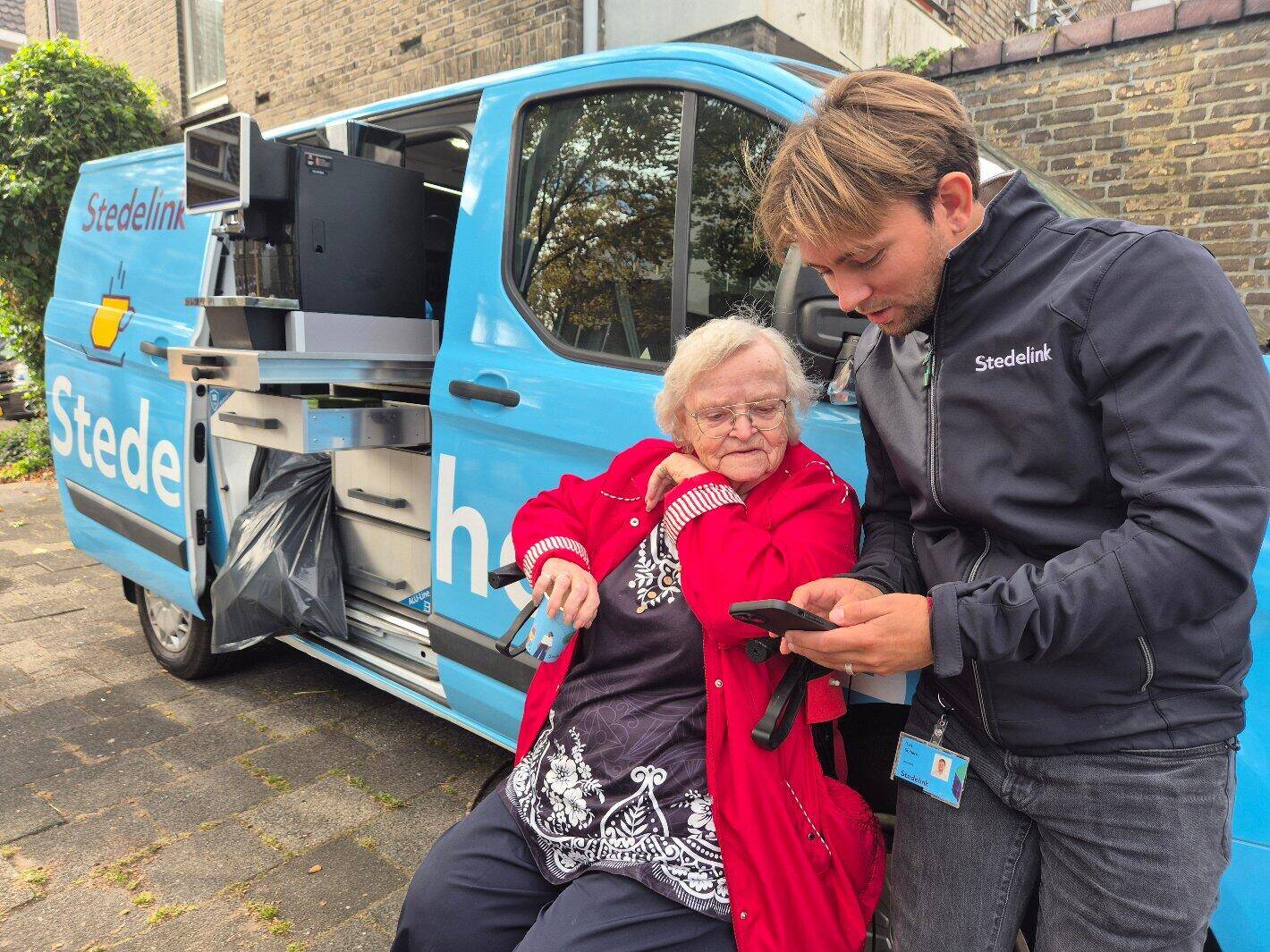 Foto waarbij een medewerker van Stedelink op bezoek komt bij een bewoner thuis