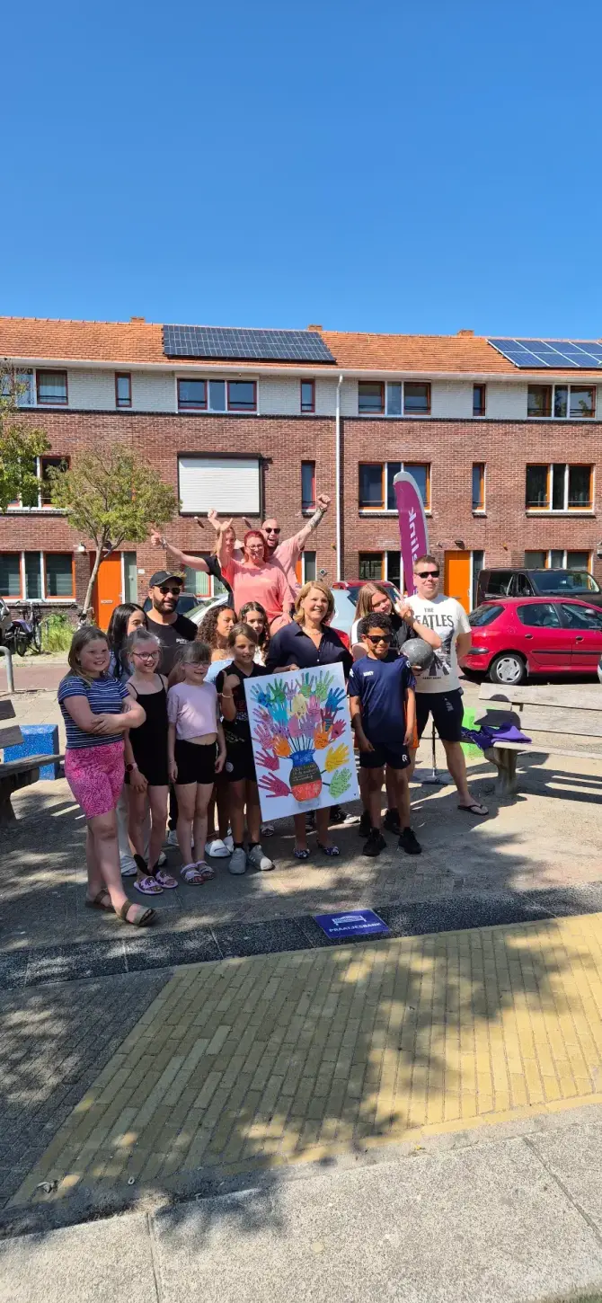 Bewoners en partners werken samen aan een leefbare wijk tijdens buurtactiviteit.