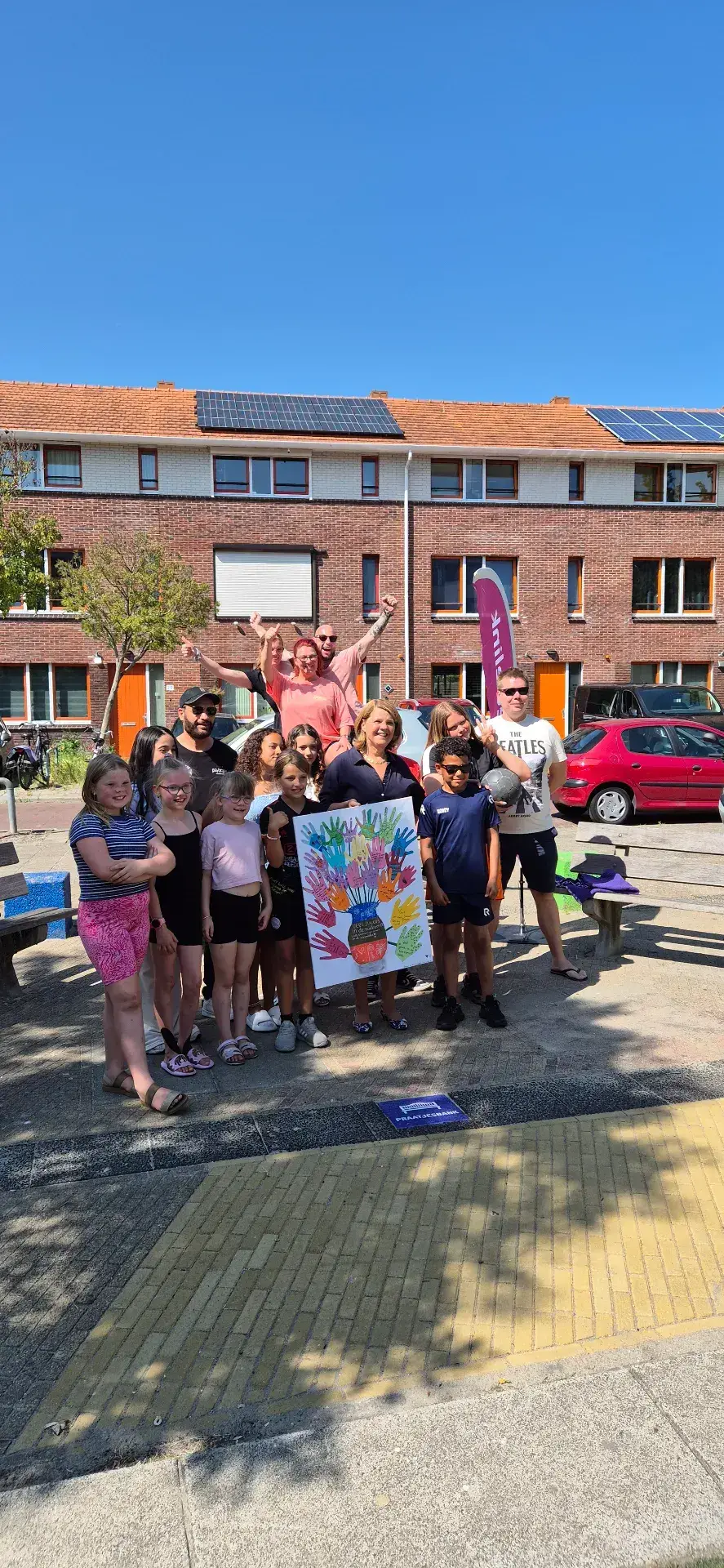 Bewoners en partners werken samen aan een leefbare wijk tijdens buurtactiviteit.