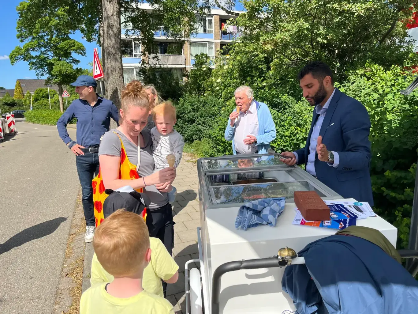 Bewoners halen ijsje en praten met medewerkers in de wijk.