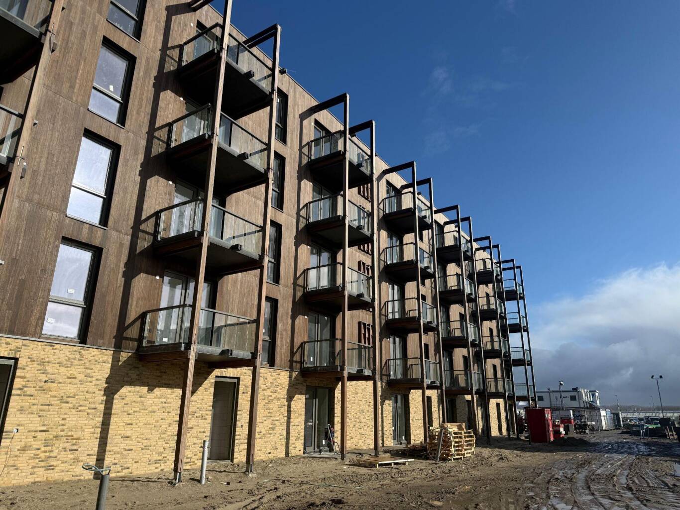 Op de foto is het nieuwe  appartementengebouw te zien: De Ploeg.