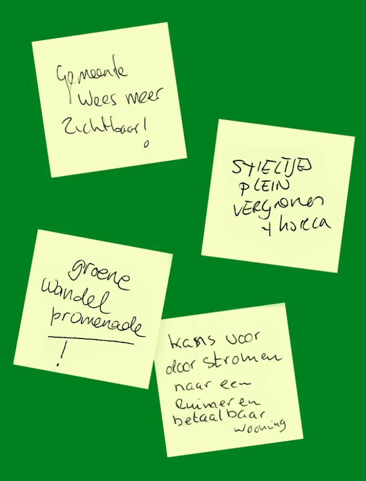 Groene achtergrond met vier gele post-its met handgeschreven teksten: ‘Gemeente wees meer zichtbaar!’, ‘Stieltjesplein vergroenen + horeca’, ‘Groene wandelpromenade’, en ‘kans voor doorstromen naar een ruimere en betaalbare woning’.