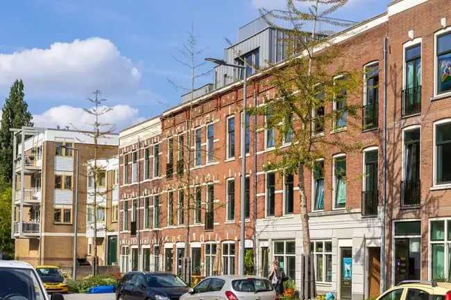 Kluswoningen Nijverhoek, op de afbeeldingen zijn de woningen aan de Nijverheidsstraat en Zinkerweg zichtbaar met auto's ervoor.