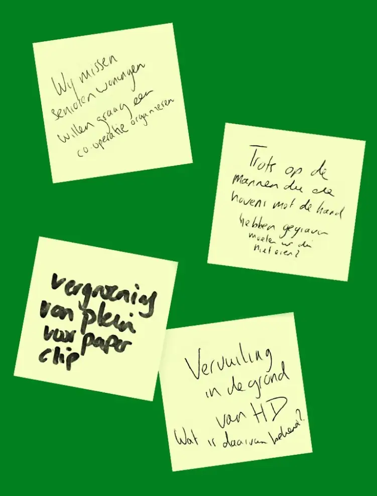 Groene achtergrond met vier gele post-its waarop met de hand geschreven staat: 'We missen seniorenwoningen. Willen graag een coöperatie organiseren.', 'Trots op de mannen die de havens met de hand hebben gegraven. Moeten we die niet eren?', 'Vergroening van plein voor paperclip.' en 'Vervuiling in de grond van HD; wat is daarvan bekend?'