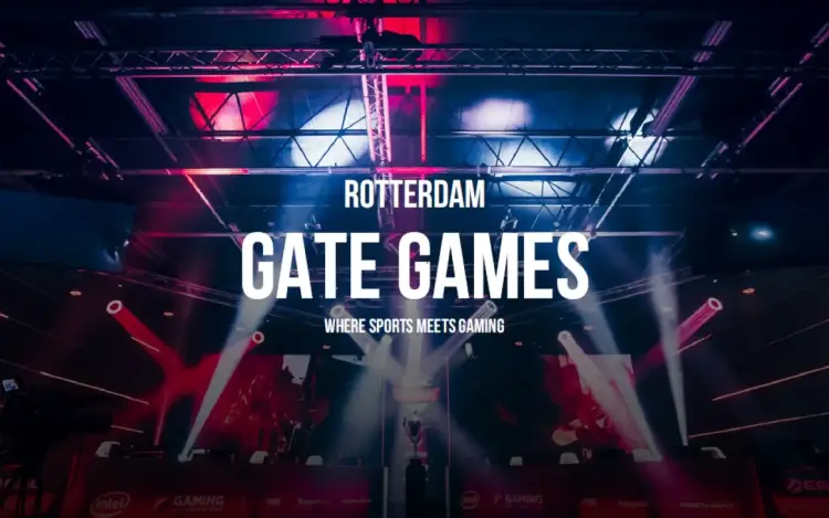 Een groot esports-evenement met felgekleurde podiumlichten en het logo &ldquo;Rotterdam Gate Games&rdquo; op een scherm.