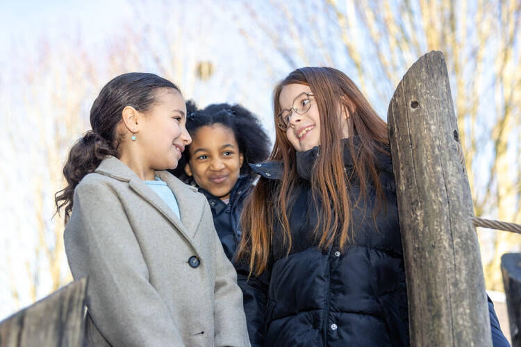 Drie kinderen aan het spelen