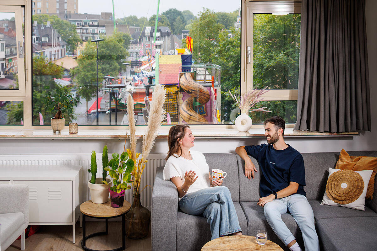 Man en vrouw in gesprek op een zitbank