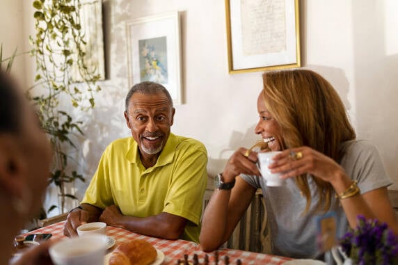 Man en vrouw in gesprek aan een koffietafel