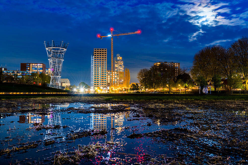Verlichte torens in de nacht