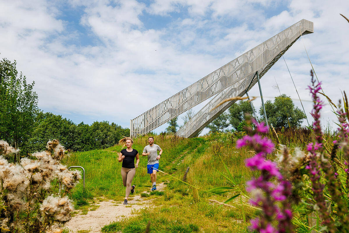 Bouwvakkers in gesprek op een bouwplaats