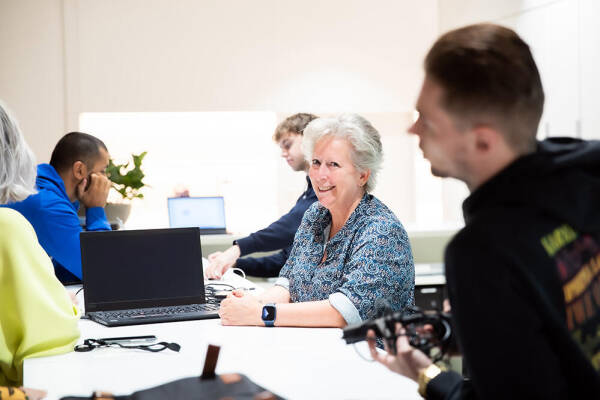 Mensen in gesprek in een kantooromgeving