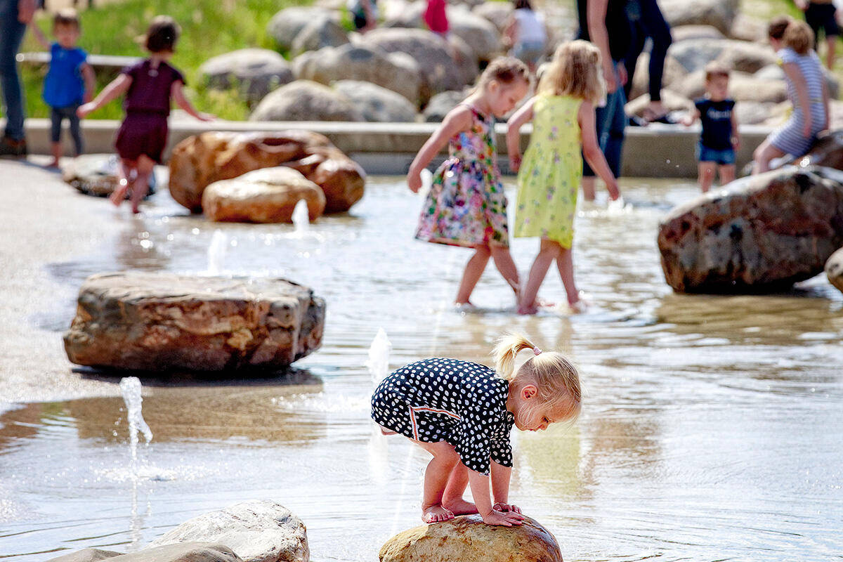 Zes mensen in bespreking. Twee stellen zich aan elkaar voor