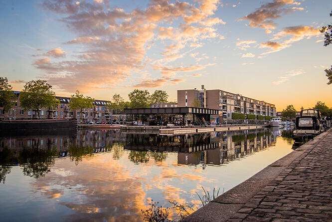 Water met wooncomplexen aan de overzijde