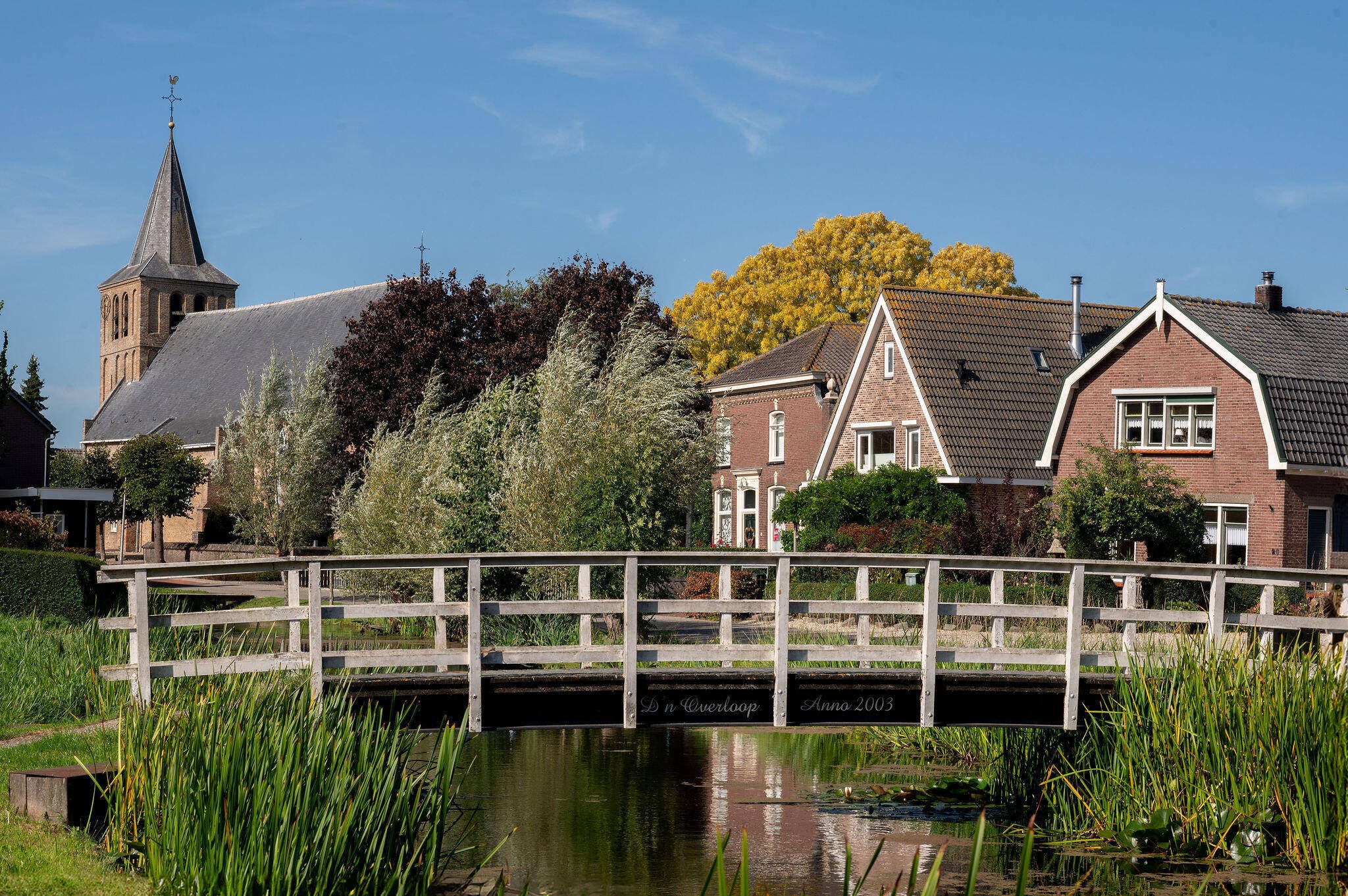 Foto van de skyline van Goudriaan met op de achtergrond de kerk