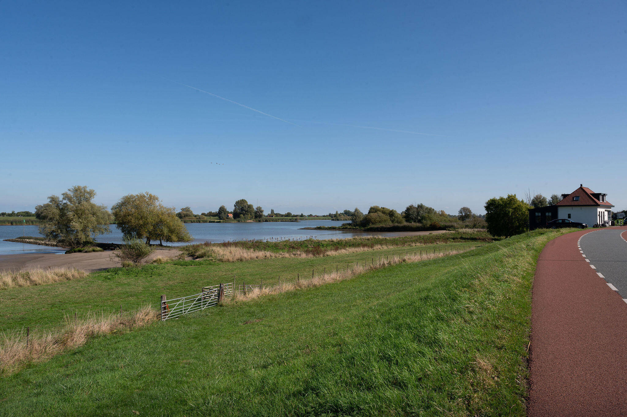 Foto van het landschap en zicht op de rivier bij Langerak