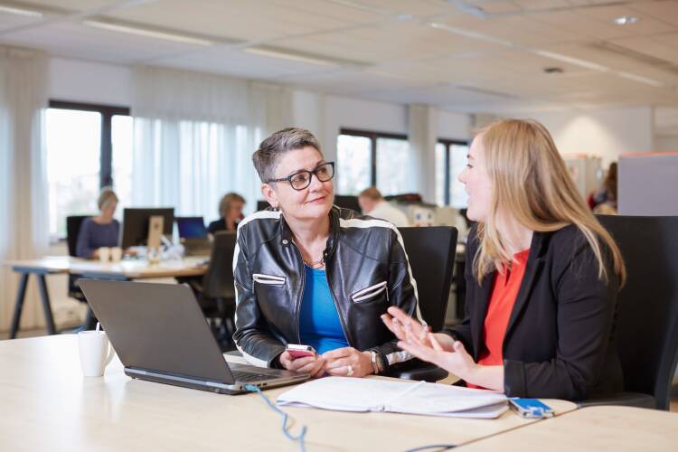 Oude foto van collega Jolanda op kantoor.