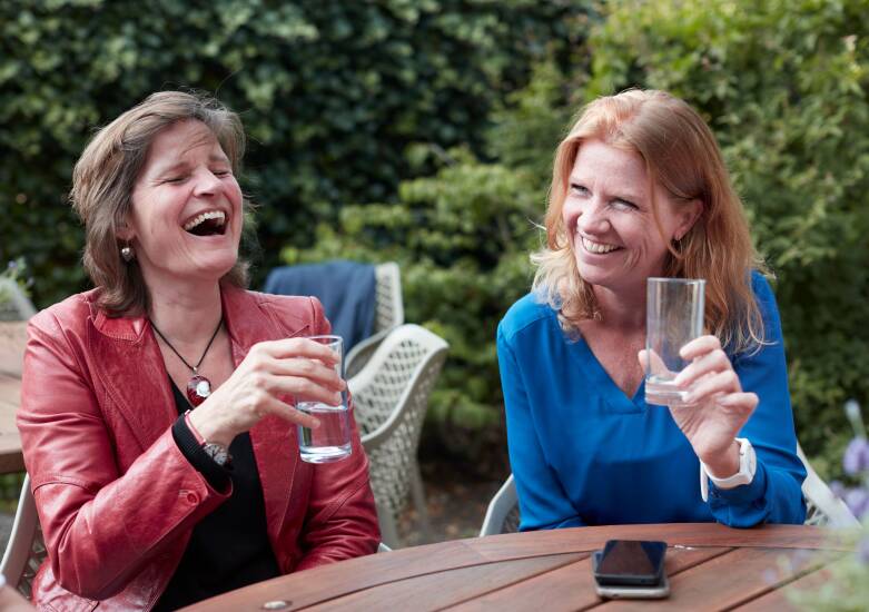 Oude foto van oud-collega Ceciel lachend naast Elleke.