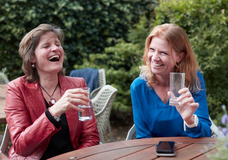 Oude foto van oud-collega Ceciel lachend naast Elleke.