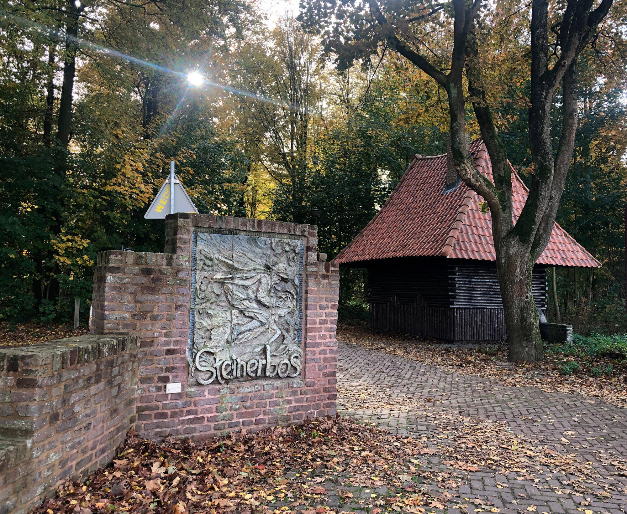 Op de foto de ingang van het Steinerbos.
