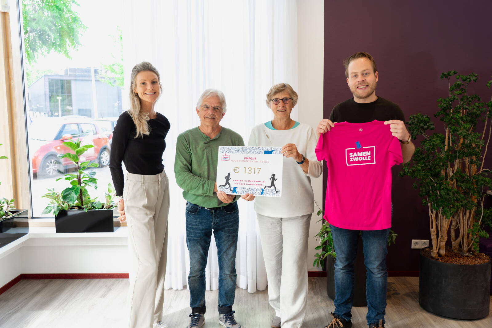 Team SamenZwolle overhandigt een cheque voor stichting Kind in Beeld.