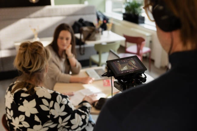 Foto van de opname van de documentaireserie 'Opvoeden met Tegenwind'