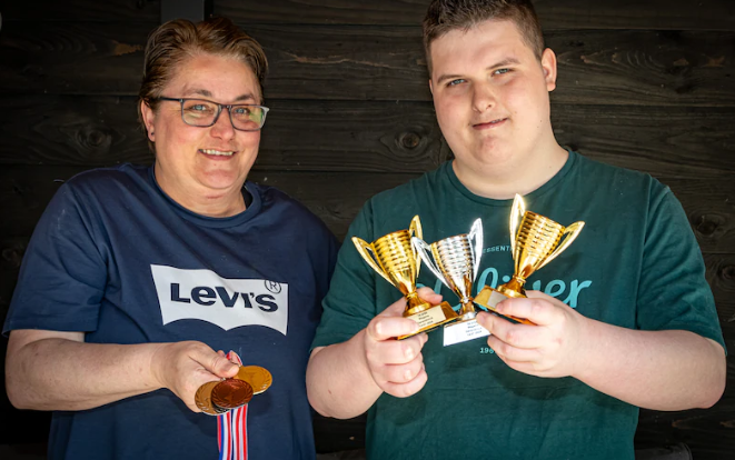 Foto van een klein meisje met een geit op de activiteitenmiddag.