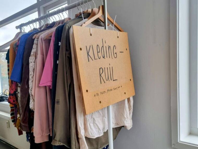 Foto van een klein meisje met een geit op de activiteitenmiddag.