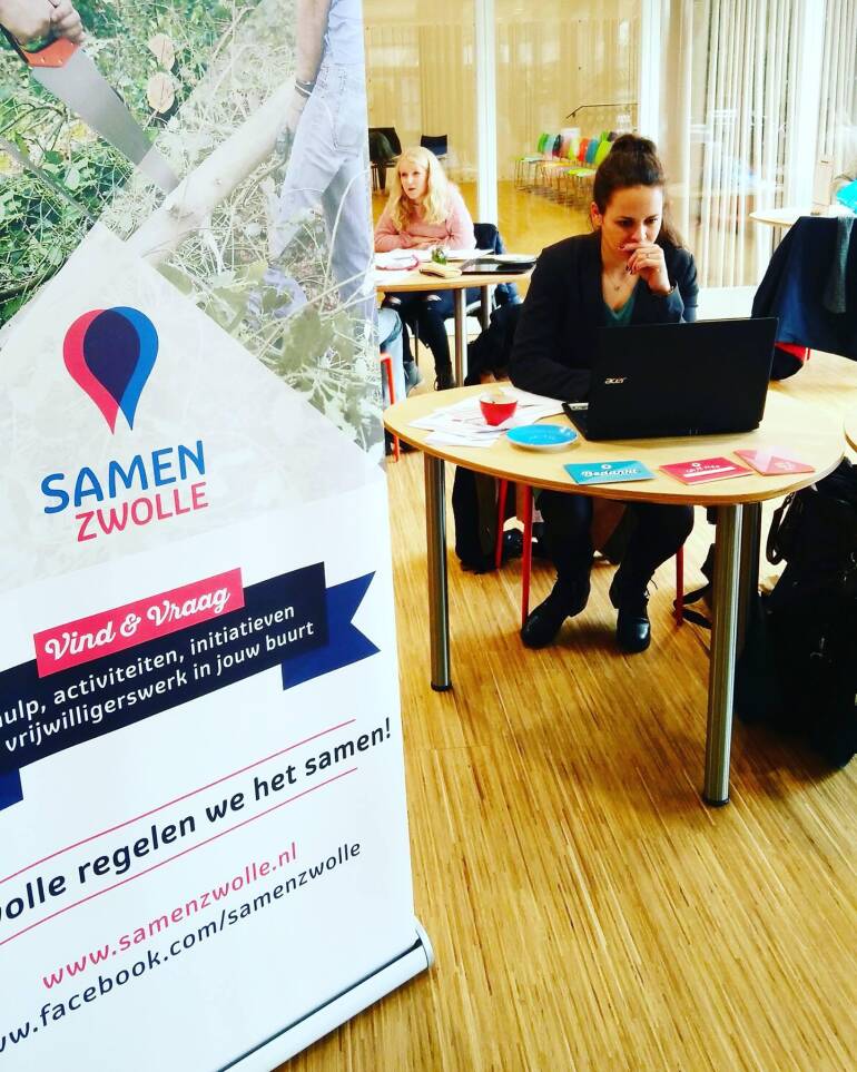 Foto van een klein meisje met een geit op de activiteitenmiddag.