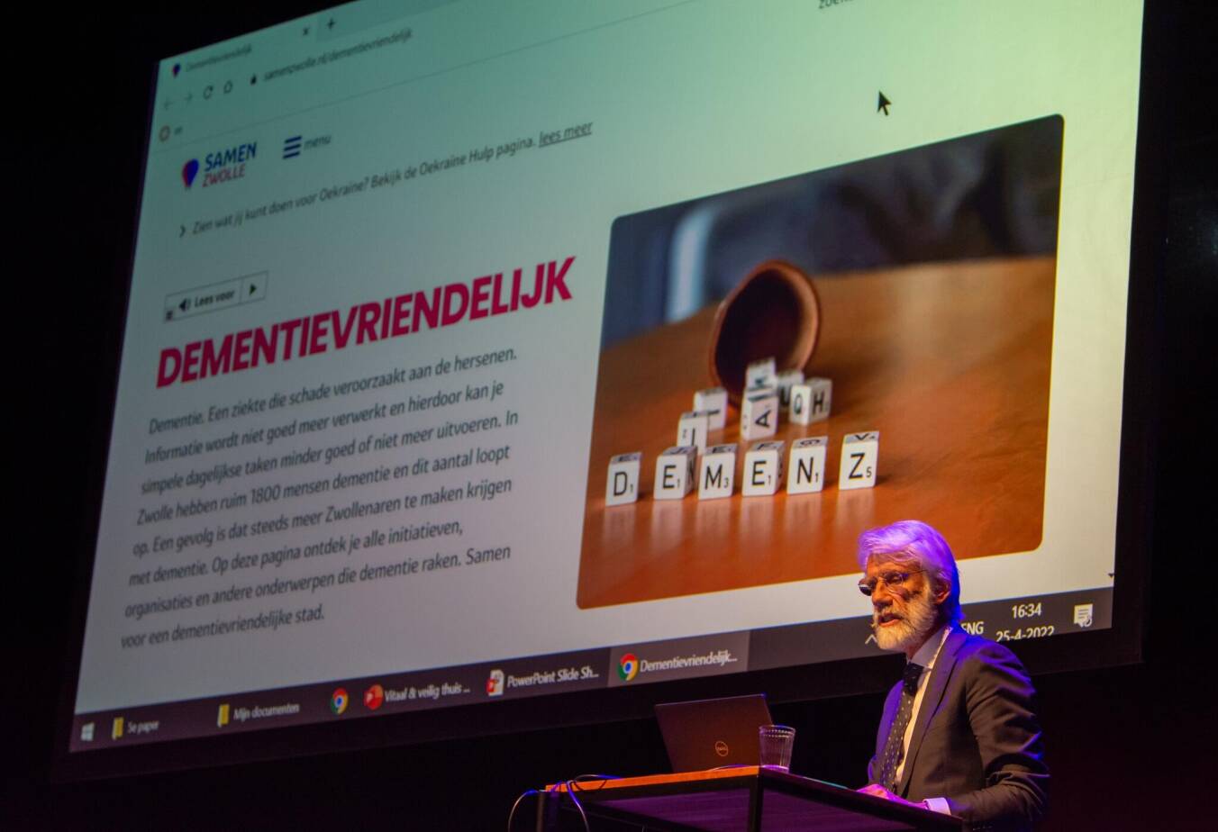 Foto van een klein meisje met een geit op de activiteitenmiddag.