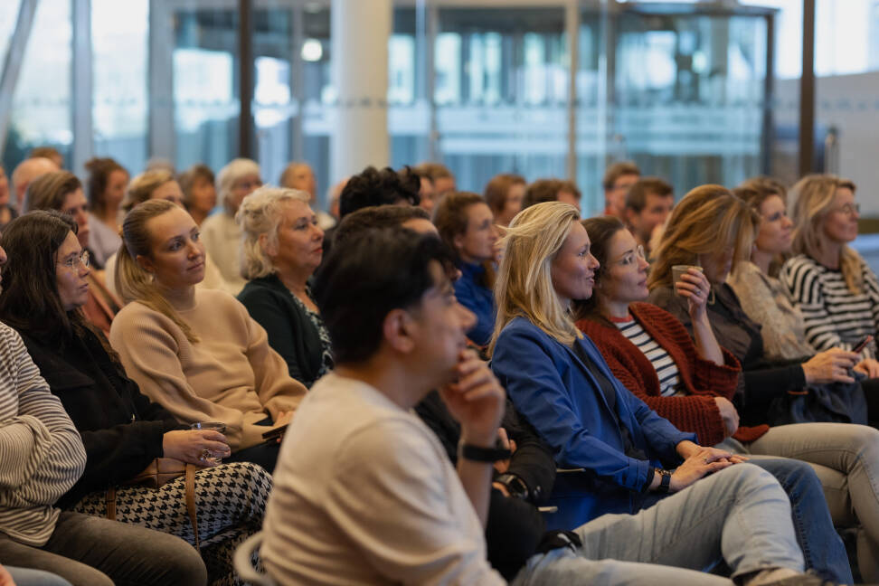 Foto van een klein meisje met een geit op de activiteitenmiddag.