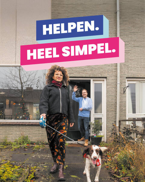 Foto van een klein meisje met een geit op de activiteitenmiddag.