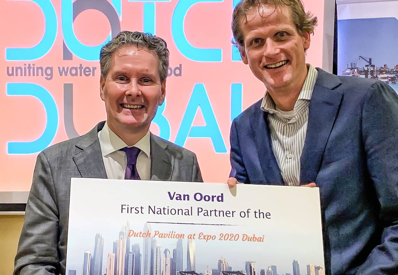 Koen Sweers receiving a partner certificate 'National Partner of the Dutch Pavilion at Expo 2020 Dubai'