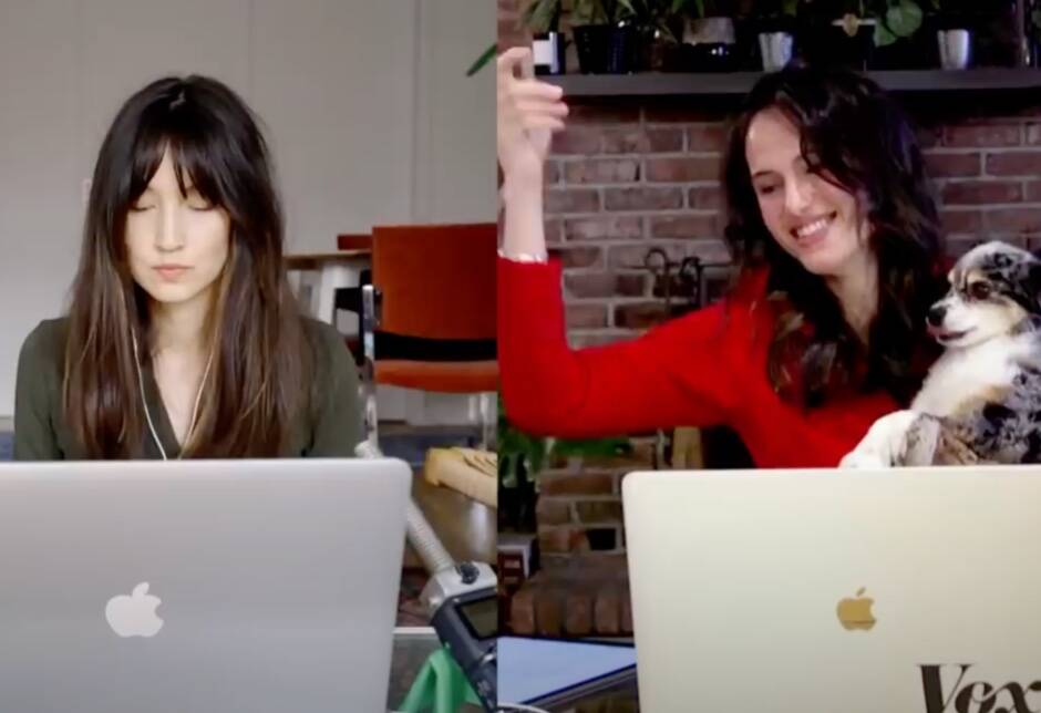 twee vrouwen zitten achter een laptop