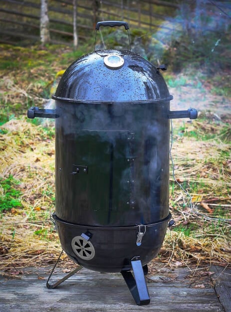 barbeque_bbq_grillattu_kauriin_satula_range_rebel_smoker_45_hiilisavustin_grilli_toiminnassa.jpg