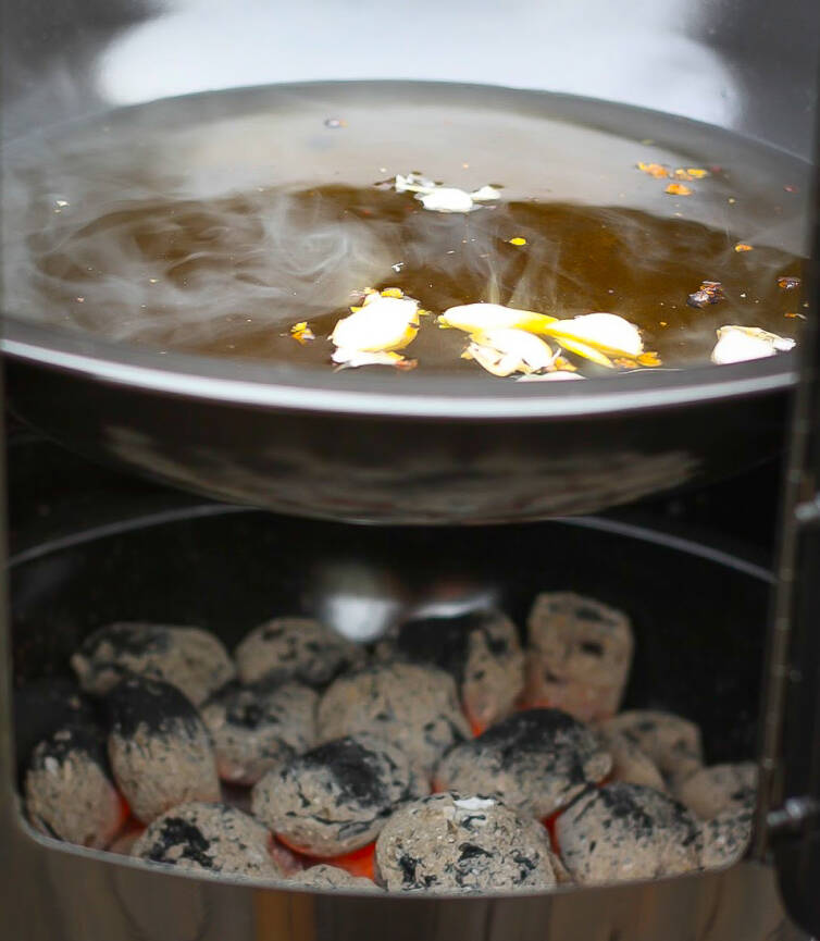 barbeque_bbq_grillattu_kauriin_satula_range_rebel_smoker_45_hiilisavustin_lisaa_neste.jpg
